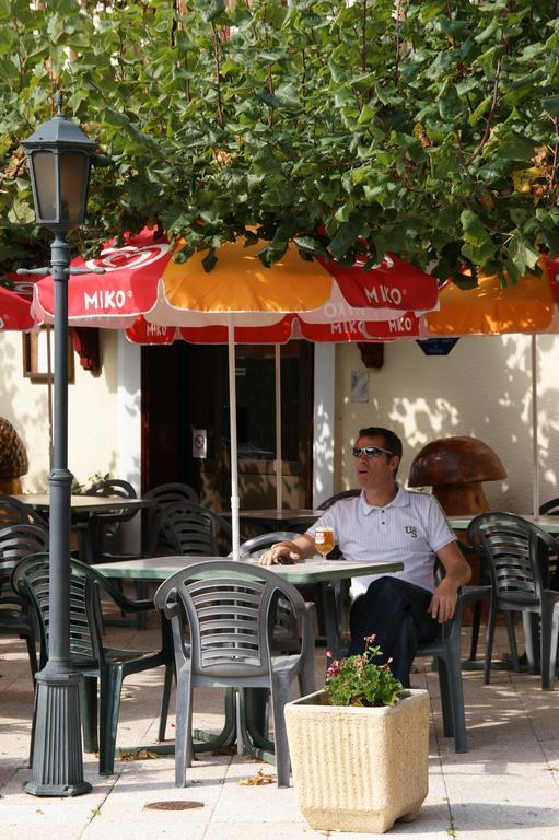 Auberge Du Herisson La Chaux-du-Dombief Bagian luar foto