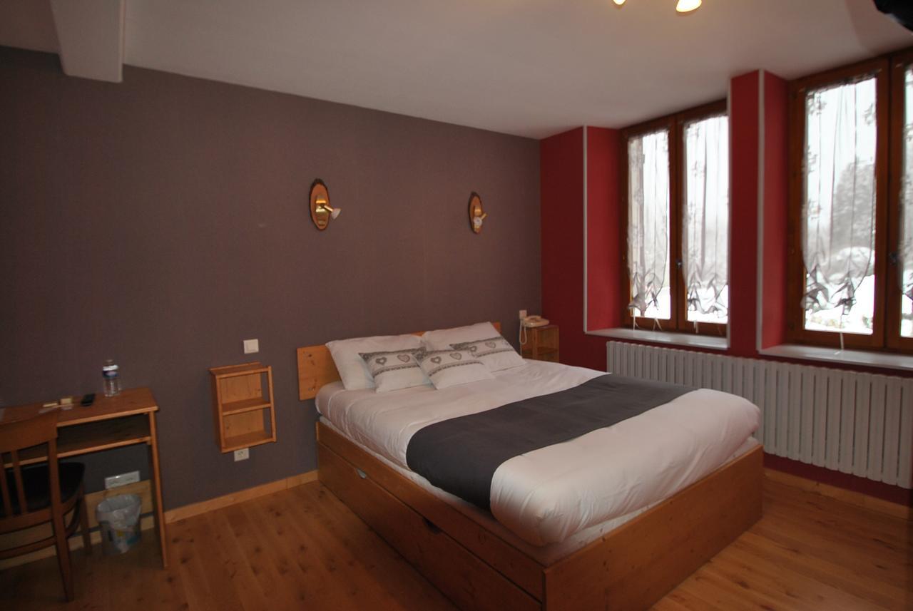 Auberge Du Herisson La Chaux-du-Dombief Bagian luar foto