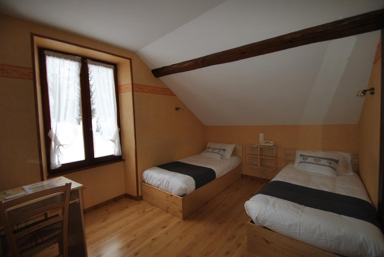 Auberge Du Herisson La Chaux-du-Dombief Bagian luar foto