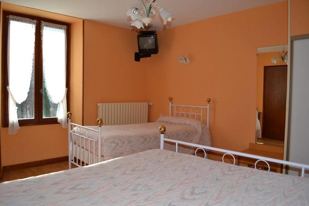 Auberge Du Herisson La Chaux-du-Dombief Bagian luar foto